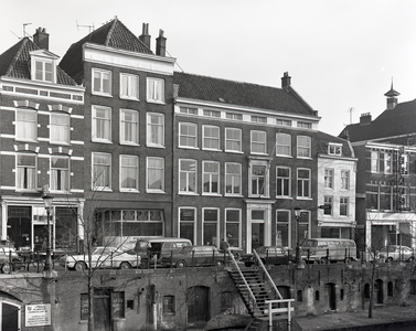 67694 Gezicht op de voorgevels en werfkelders van de huizen Oudegracht 308 (links)-316 te Utrecht.